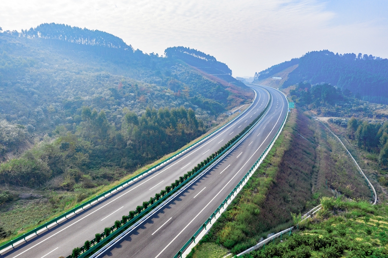 6.高速公路與群山相連，植被覆蓋率高，與原生態(tài)環(huán)境恢復有機結合.jpg