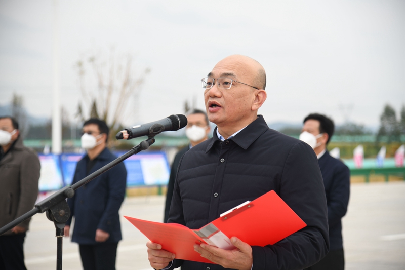 自治區(qū)交通運(yùn)輸廳黨組成員、總工程師陳津維宣布通車.jpg